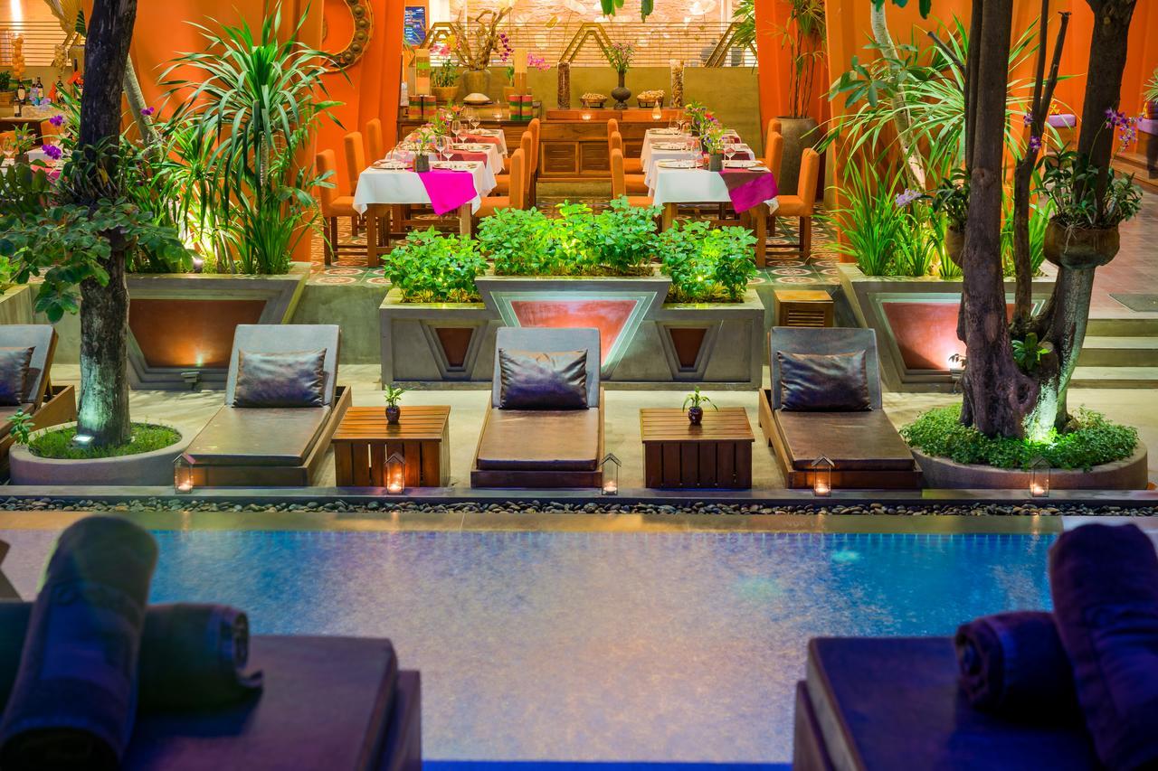 فندق جولدن تيمبل ريزيدانس سيام ريب المظهر الخارجي الصورة The pool at the hotel