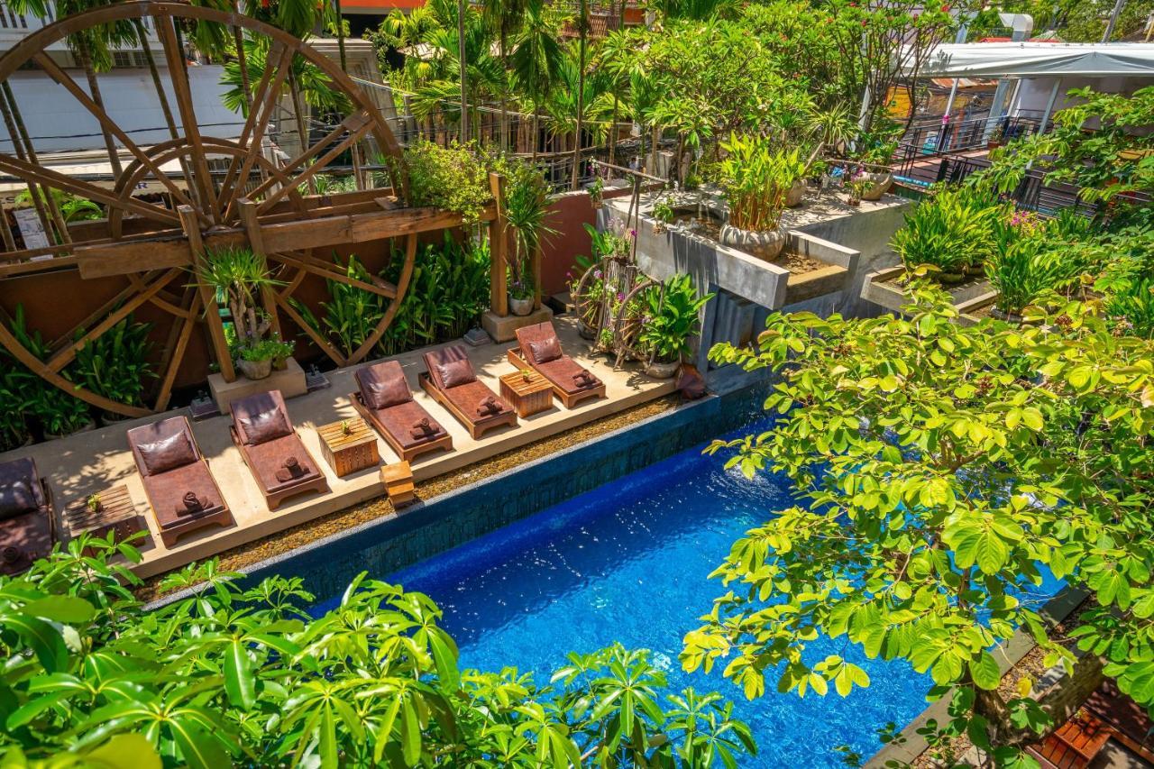 فندق جولدن تيمبل ريزيدانس سيام ريب المظهر الخارجي الصورة The pool at the hotel